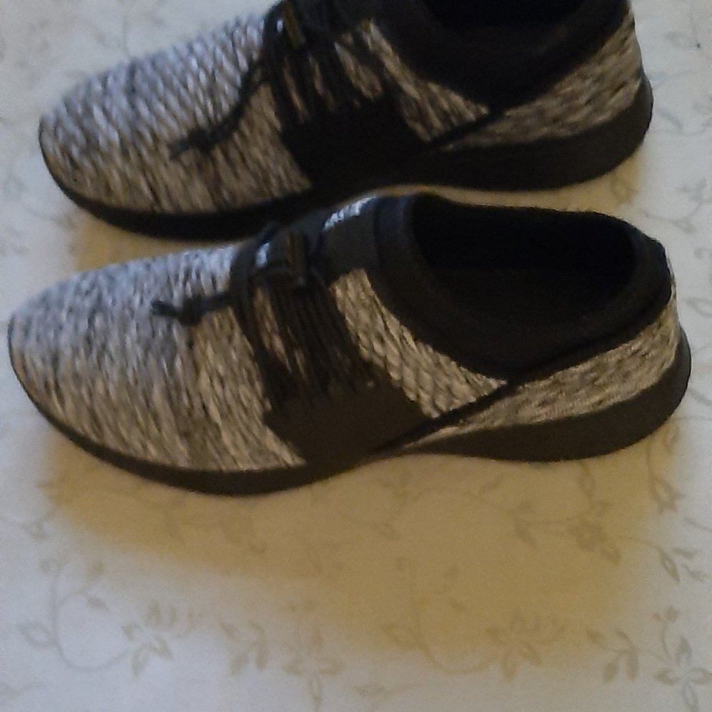 Fit Flop, women's art knit, toggle lace up, sneaker shoe, size 8.5
